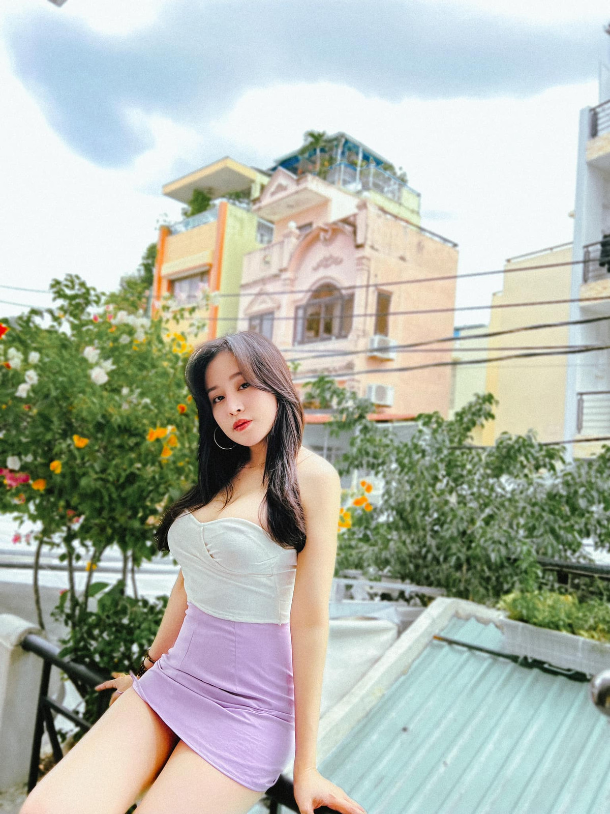 Bà Tưng hiện làm chủ shop thời trang cũng lấn sân kinh doanh.