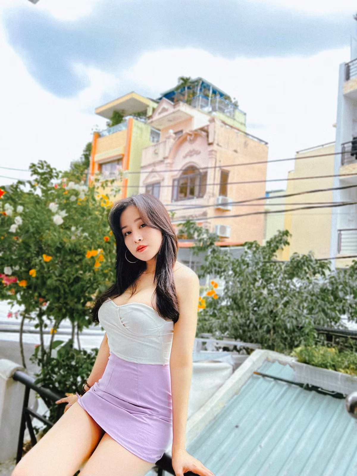 Bà Tưng hiện làm chủ shop thời trang cũng lấn sân kinh doanh.