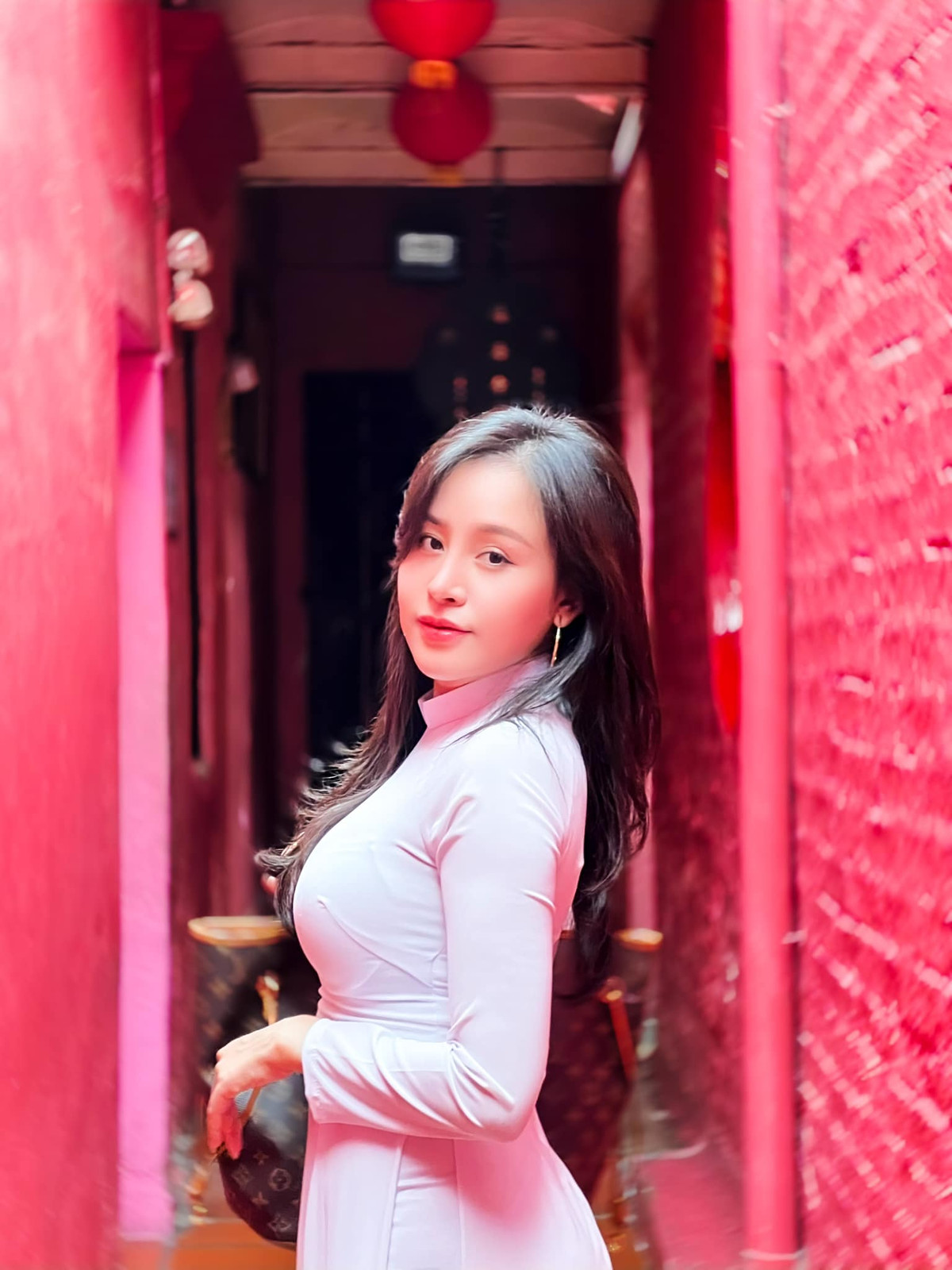 Bà Tưng Huyền Anh tinh tế lựa chọn tông trang điểm nhẹ nhàng, mái tóc xoã dài tự nhiên như tái hiện lại hình ảnh ngày nào còn ngồi trên ghế nhà trường.