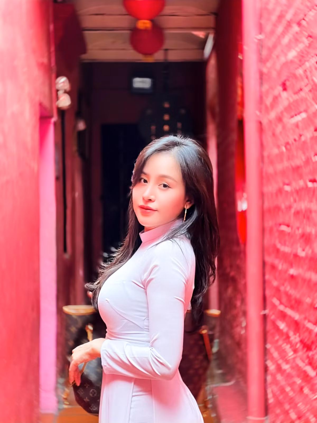 Bà Tưng Huyền Anh tinh tế lựa chọn tông trang điểm nhẹ nhàng, mái tóc xoã dài tự nhiên như tái hiện lại hình ảnh ngày nào còn ngồi trên ghế nhà trường.