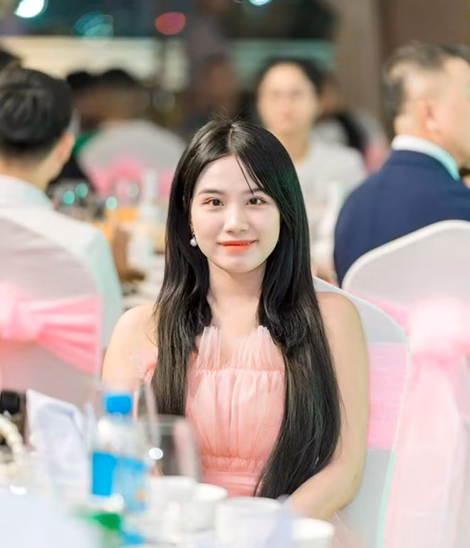 Tuy nhiên thực hư thông tin đó là hoàn toàn khác, trong một chia sẻ mới đây, hot girl này cho hay, sẽ không có đám cưới nào diễn ra và cô đang chuẩn bị cùng bố mẹ sang nước ngoài sinh sống.