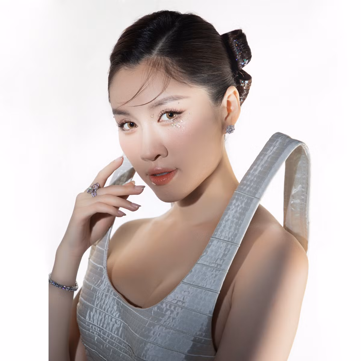 Dù thích thú với chiếc váy của nữ MC có thiết kế lạ lẫm nhưng lại khiến người xem trố mắt khó hiểu, sau trận chung kết bộ váy này nhanh chóng gây tranh cãi.