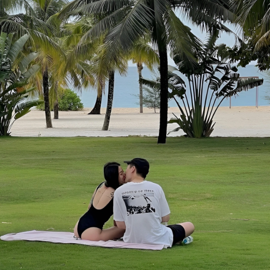 Linh Ngọc Đàm cho rằng, khi bước vào một mối quan hệ tình cảm, việc công khai khiến cho nửa kia yên tâm, tin tưởng vào tình yêu của hai người.