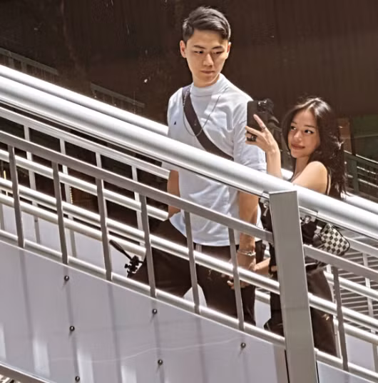 Bạn trai Linh Ngọc Đàm cũng thường xuyên đăng ảnh tinh cảm của cả hai lên mạng xã hội. Theo tiết lộ của nữ streamer, nửa kia rất cưng chiều và quan tâm cô.