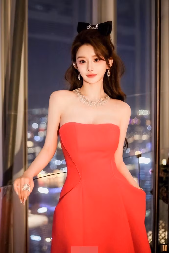 Chu Lâm Gia (tên tiếng anh là Loly, quê Tứ Xuyên, Trung Quốc) là hot girl nổi tiếng nhờ sở hữu ngoại hình xinh đẹp, vóc dáng gợi cảm.