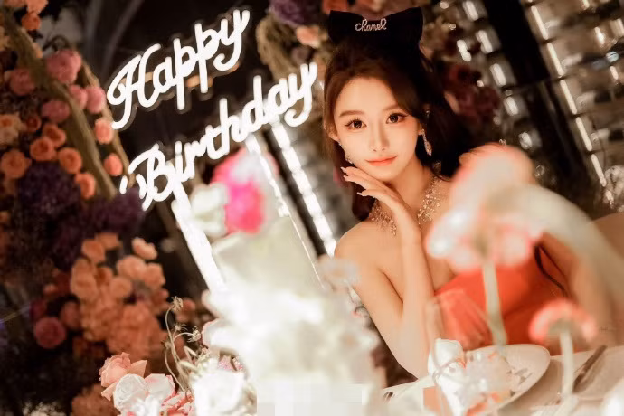 Người đẹp từng lấn sân đóng một vài bộ phim tuy nhiên không gây được tiếng vang.