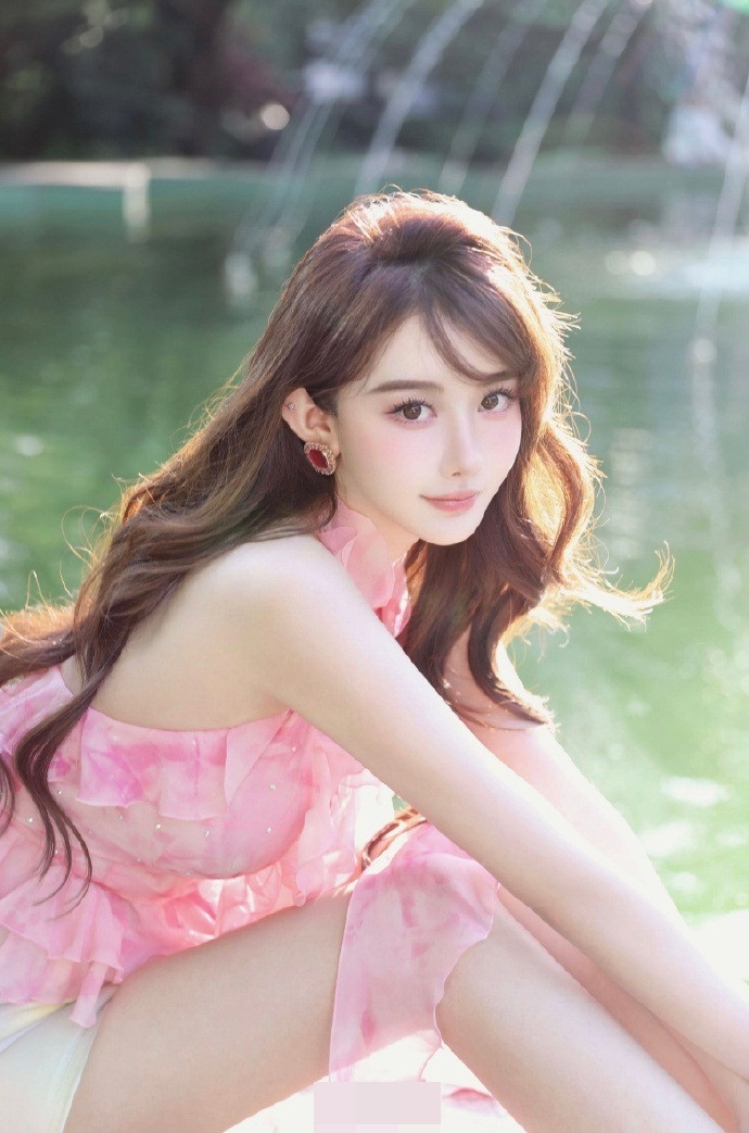 Người hâm mộ dành lời khen ngợi cho sắc vóc cùng cách diện váy tôn dáng của mỹ nhân này.