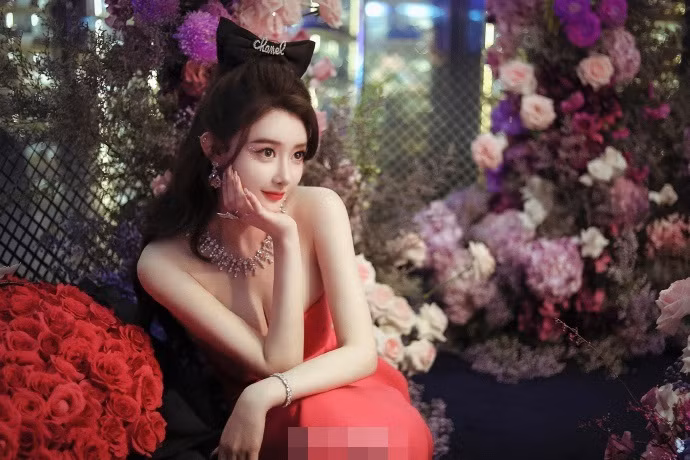 Nhờ sở hữu nhan sắc xinh đẹp như tiểu tiên nữ mà gái xinh xứ Trung này mới nổi tiếng đình đám.