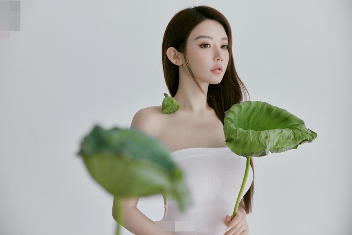 Chu Lâm Gia nổi tiếng là mỹ nhân có phong cách thời trang bắt mắt.