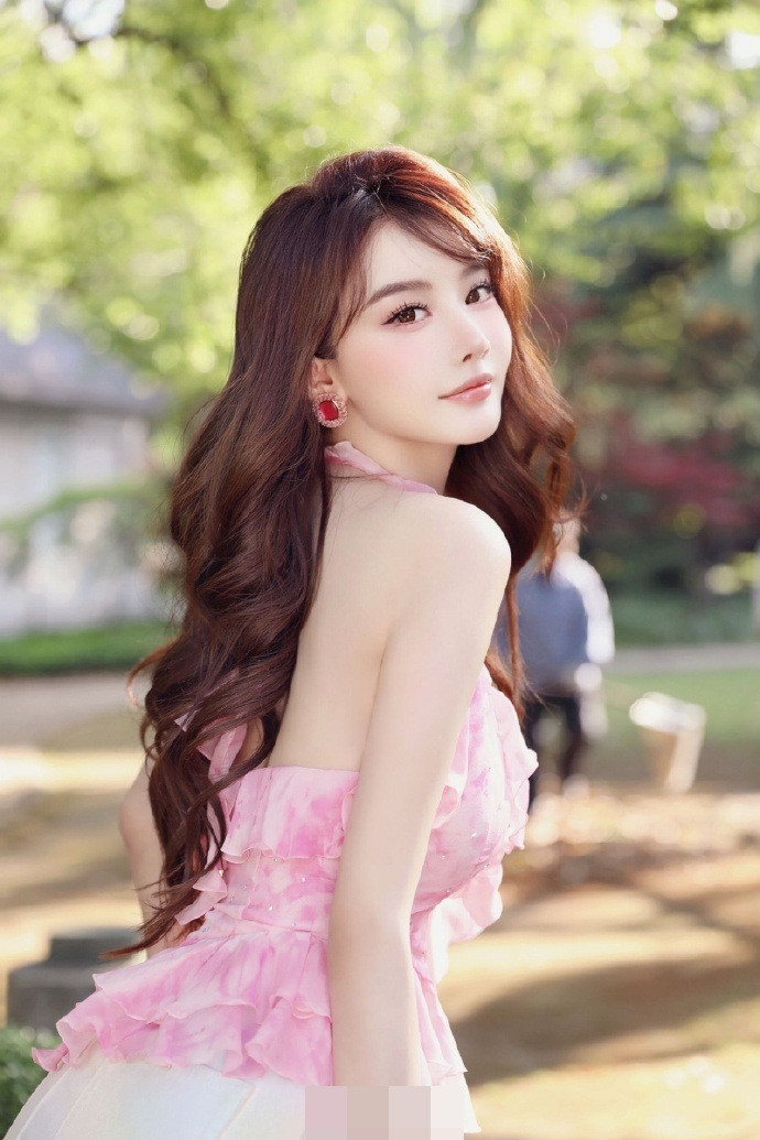 Được biết, Chu Lâm Gia cao 1m70, nặng 48kg. Nhờ tập luyện nên cô có được thân hình thanh mảnh, cân đối và tràn đầy sức sống.