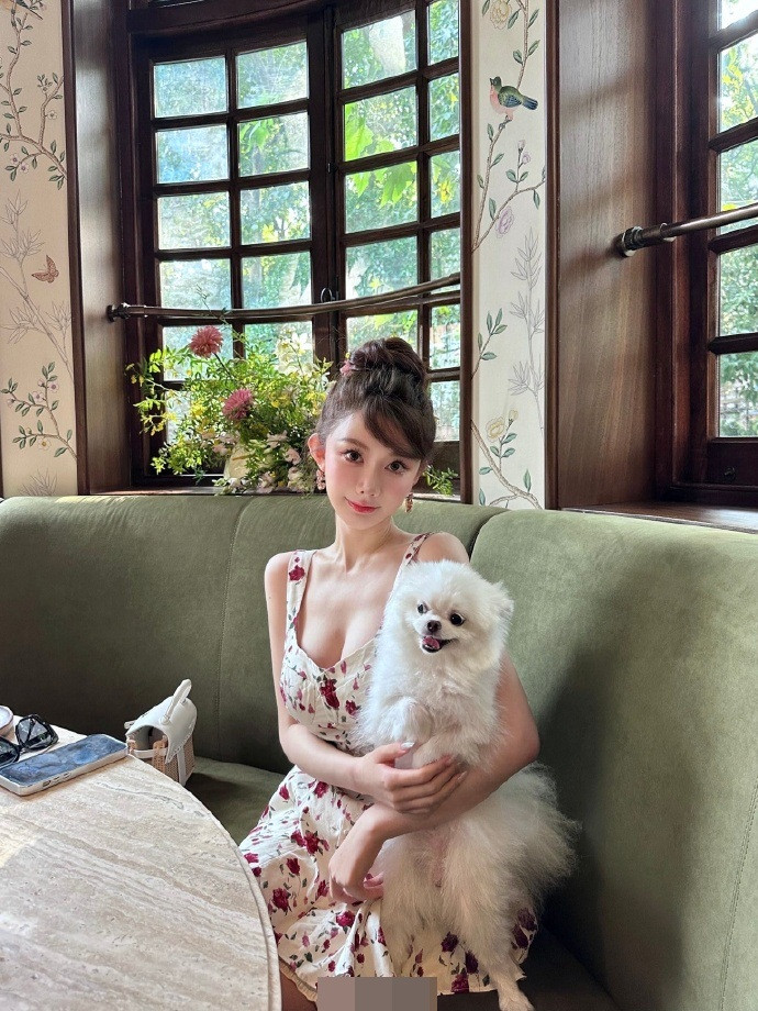 Chu Lâm Gia được khen đẹp tựa tiên tử trong những bức ảnh mà cô đăng tải.