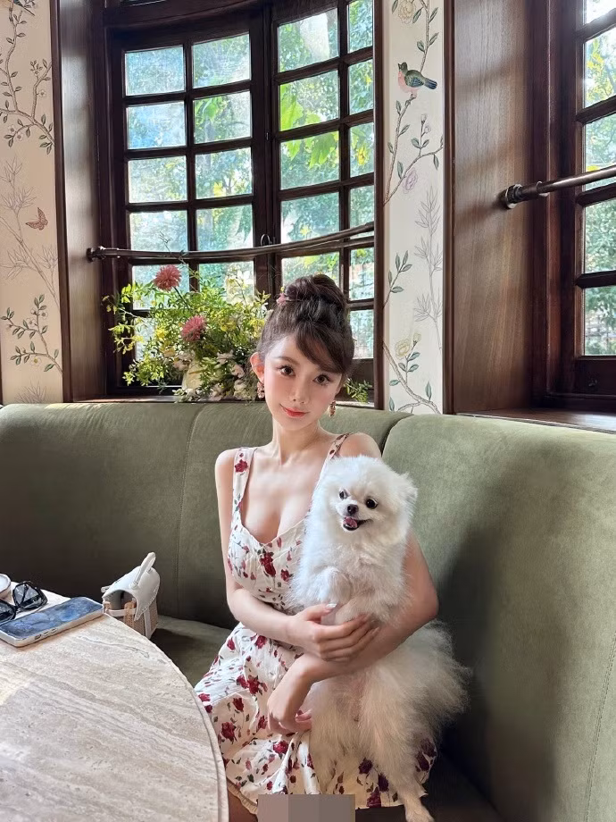 Chu Lâm Gia được khen đẹp tựa tiên tử trong những bức ảnh mà cô đăng tải.