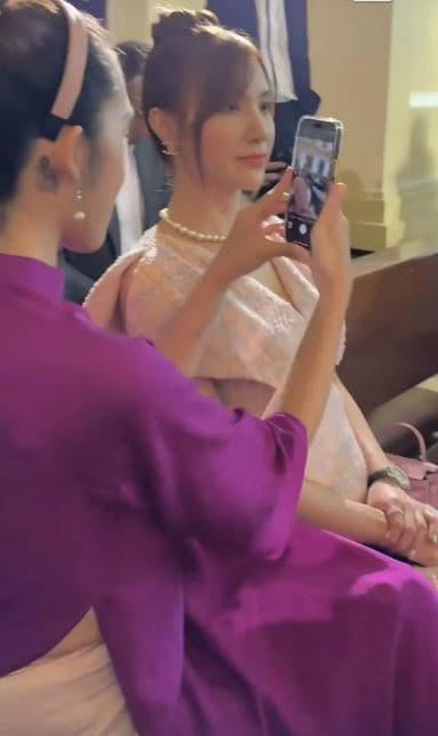 Mặc dù đang ở trong những tháng của thai kỳ nhưng cả hai người đẹp 8x vẫn giữ được nhan sắc đẹp miễn chê, gương mặt rạng rỡ, tươi tắn.