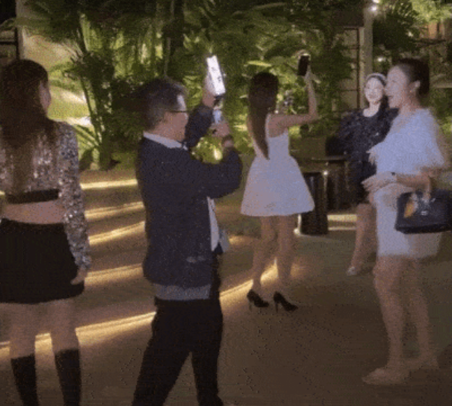 Đáng chú ý hơn qua góc quay của Huyền Baby, netizen thấy rõ vóc dáng khác biệt của Linh Rin và Hạnh Sino với bụng bầu. Cả hai đều diện váy suông, lộ rõ vòng 2 khá lớn.