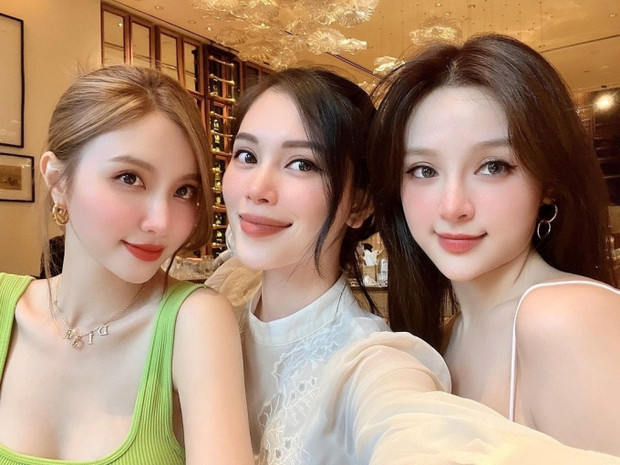 Nhóm bạn thân này được chú ý nhiều nhất trên MXH, bởi lẽ họ đều là những cựu hot girl nổi tiếng đình đám một thời.