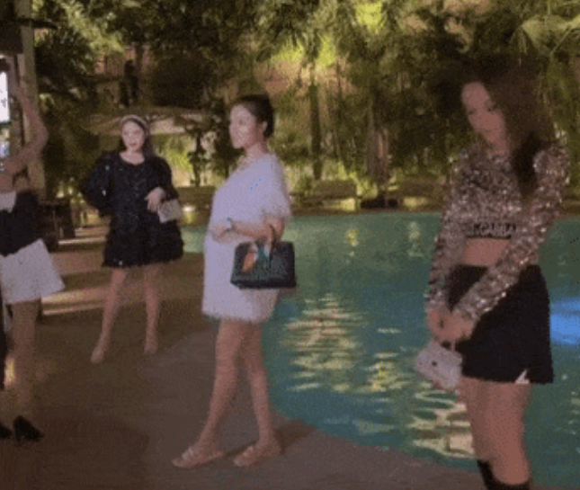 Mới đây, hội bạn thân thiết đều là cựu hot girl gồm Huyền Baby, Hạnh Sino, Linh Rin và Emily Nguyễn có dịp tụ họp nhân dịp sinh nhật “chị đẹp”. Huyền Baby đăng tải một đoạn clip khiến nhiều người chú ý với hậu trường “sống ảo” của cả nhóm.