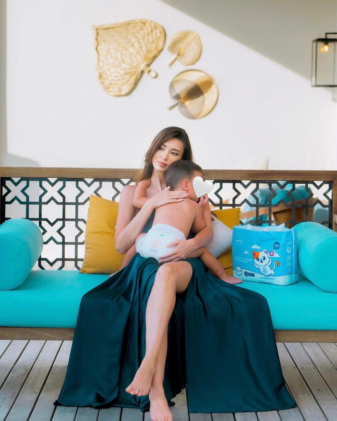 Hiện tại, cô đã kết hôn và có 1 cậu con trai nhỏ. Nhiều người còn nhận xét, Sabina Altynbekova trông nhuận sắc, vóc dáng đẹp hơn sau khi sinh con trai đầu lòng.