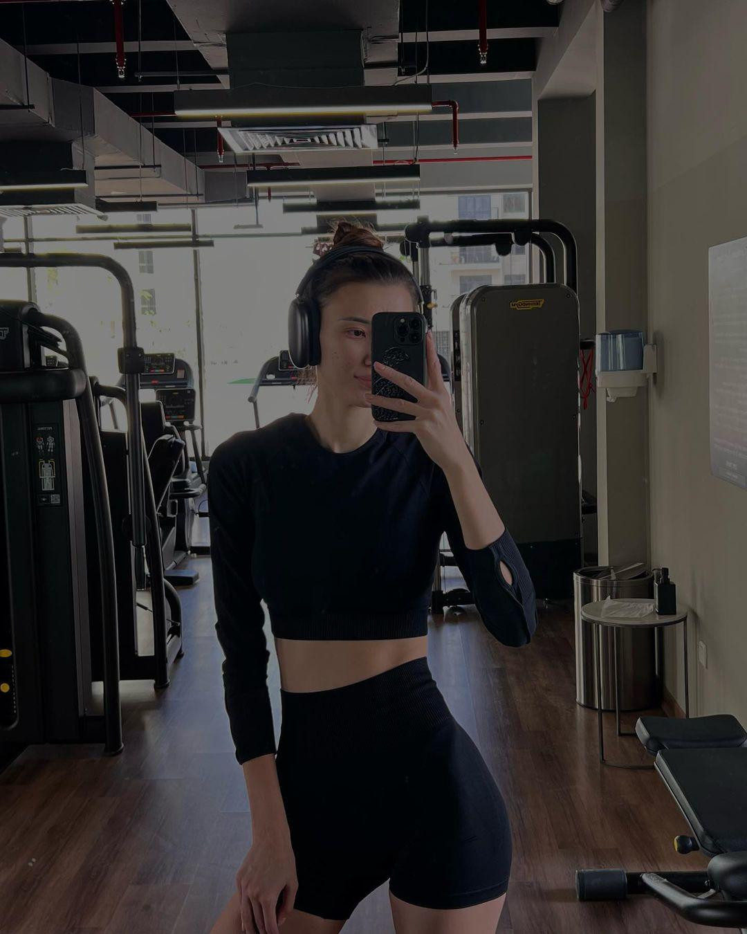 Cô thường xuyên cập nhập hình ảnh cuộc sống sang chảnh trên trang cá nhân để tiện tương tác với người hâm mộ.