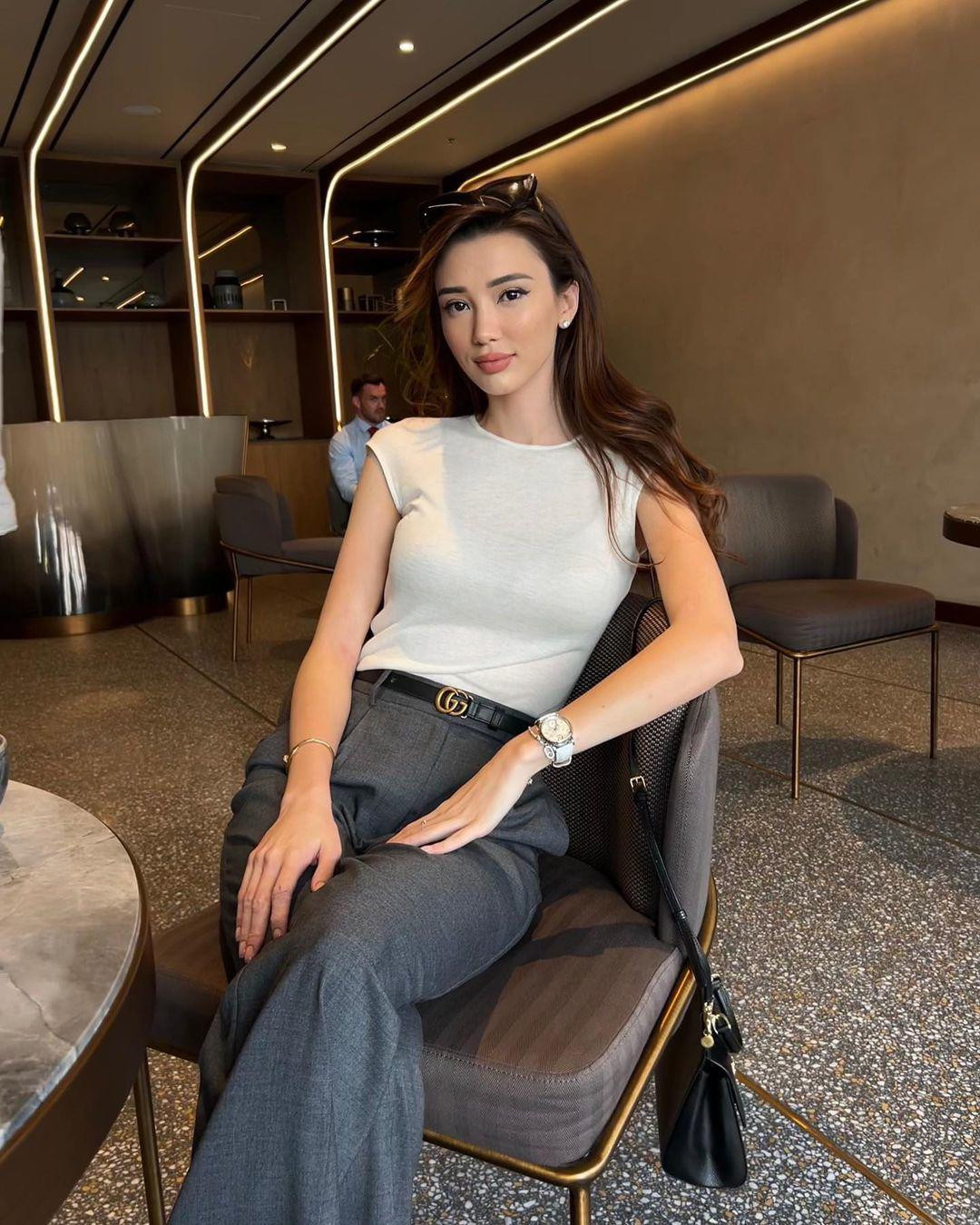 Trên trang mạng xã hội cá nhân, người đẹp thường xuyên chia sẻ hình ảnh tập luyện thể thao để rèn dáng sau khi sinh con đầu lòng. Cô tập bóng chuyền, gym và yoga bay để giữ dáng.