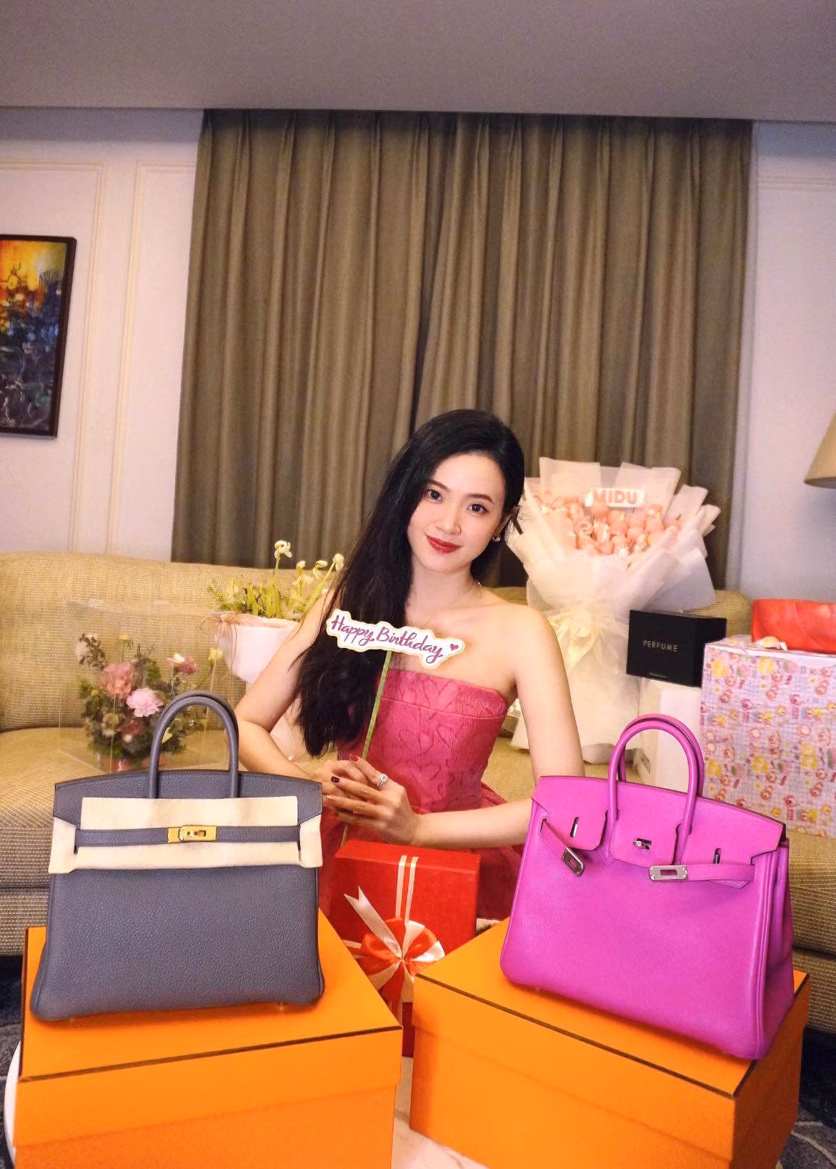 Cô tự hào rước thêm "em túi" màu xám cơ bản về trong dịp sinh nhật của mình.