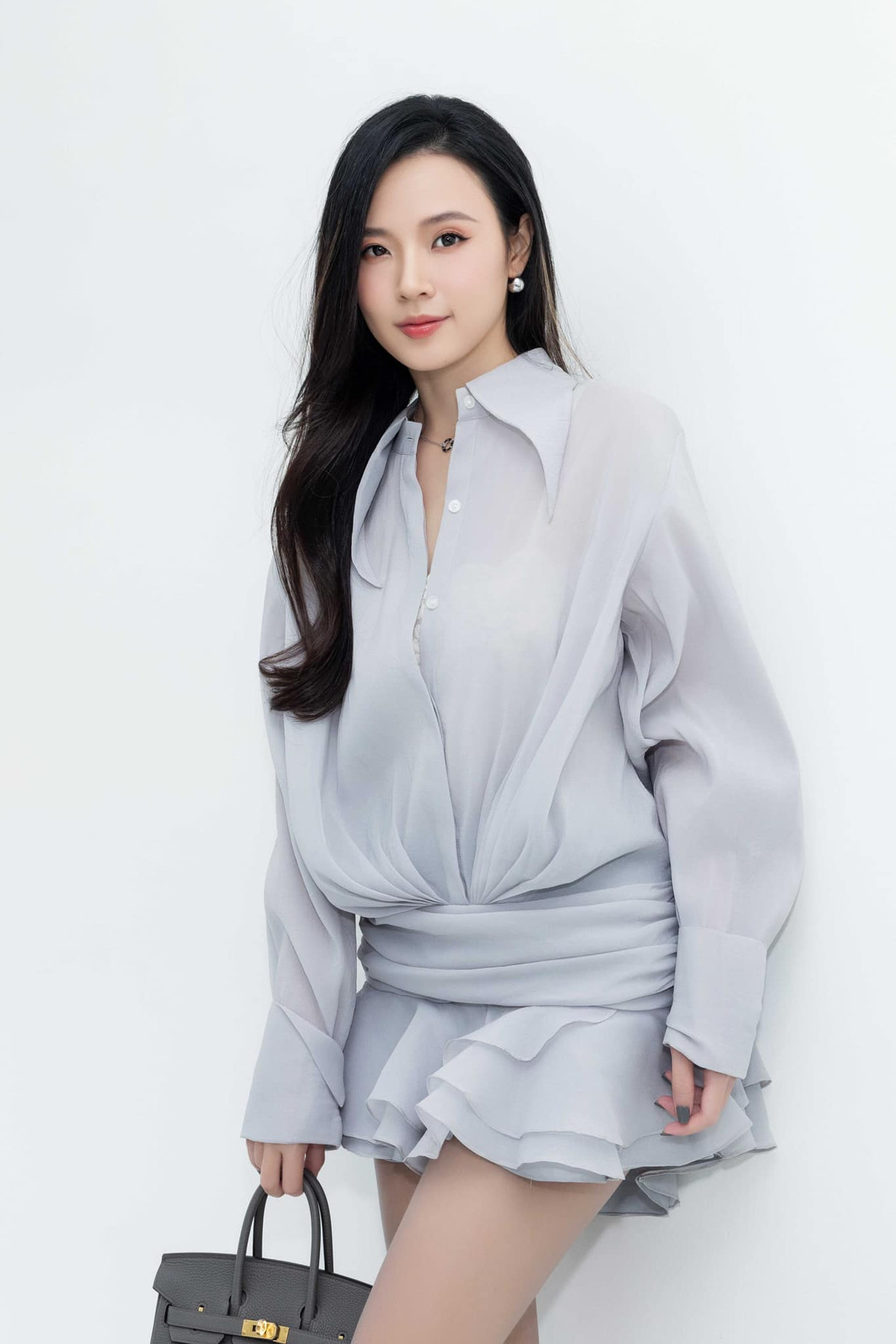 Midu luôn tự tay sắm những món đồ thời trang hàng hiệu mà cô yêu thích từ các chuyến du lịch dài ngày.