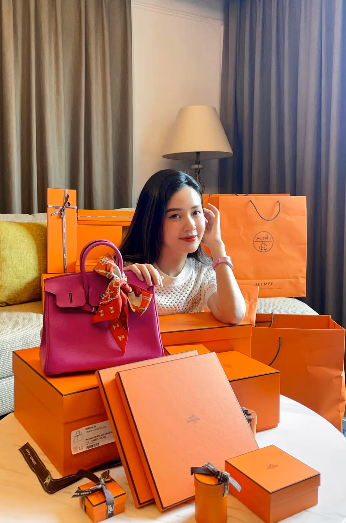 Trước đó không lâu, cô cũng đã tưng bừng đập hộp đồ hiệu tới từ nhà mốt Pháp này.