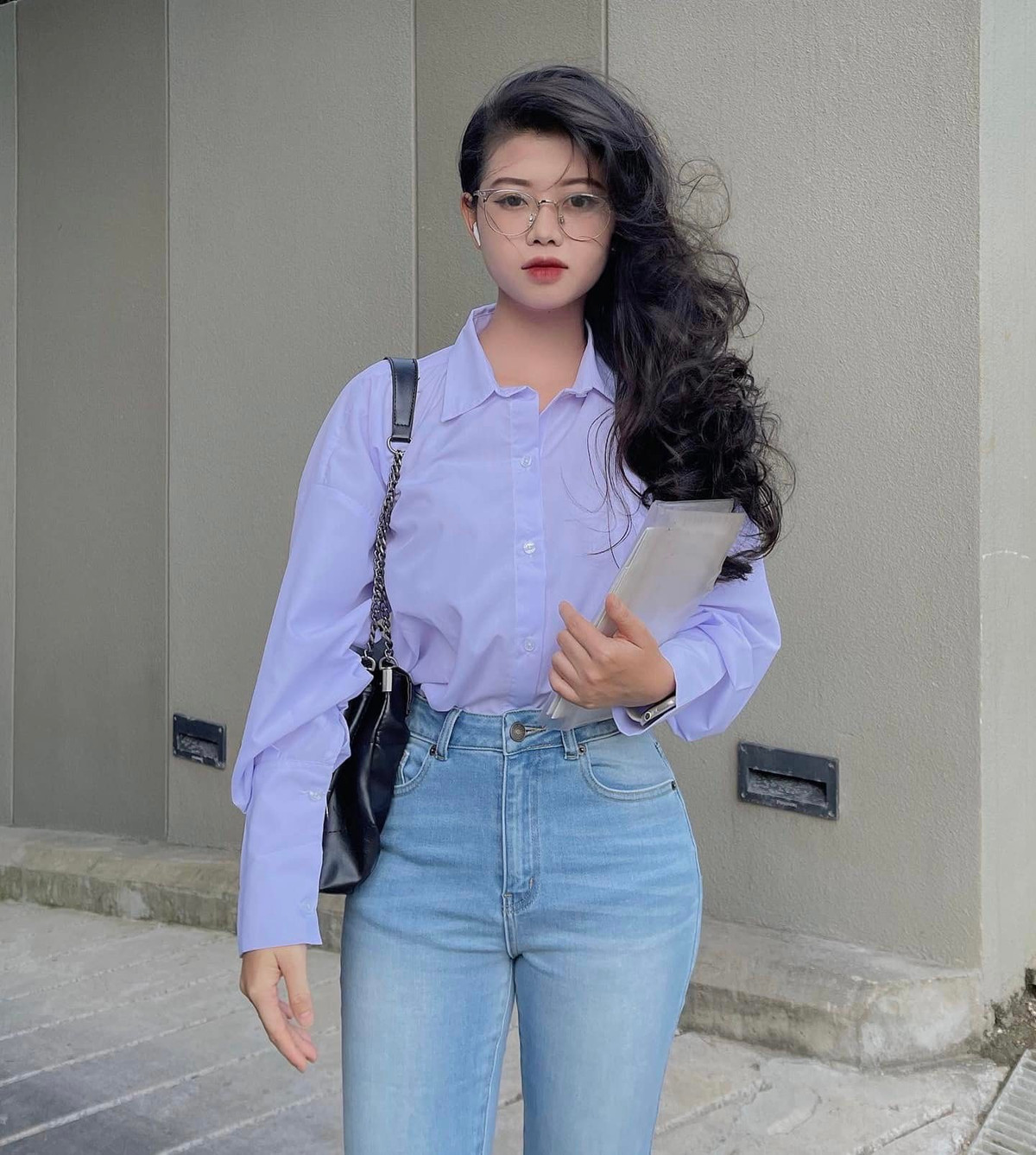 Dù yêu thích phong cách thời trang quyến rũ và gợi cảm nhưng hot girl Trà Giang lại mặc áo dài rất hoàn hảo, kín đáo mà vẫn tôn dáng triệt để.