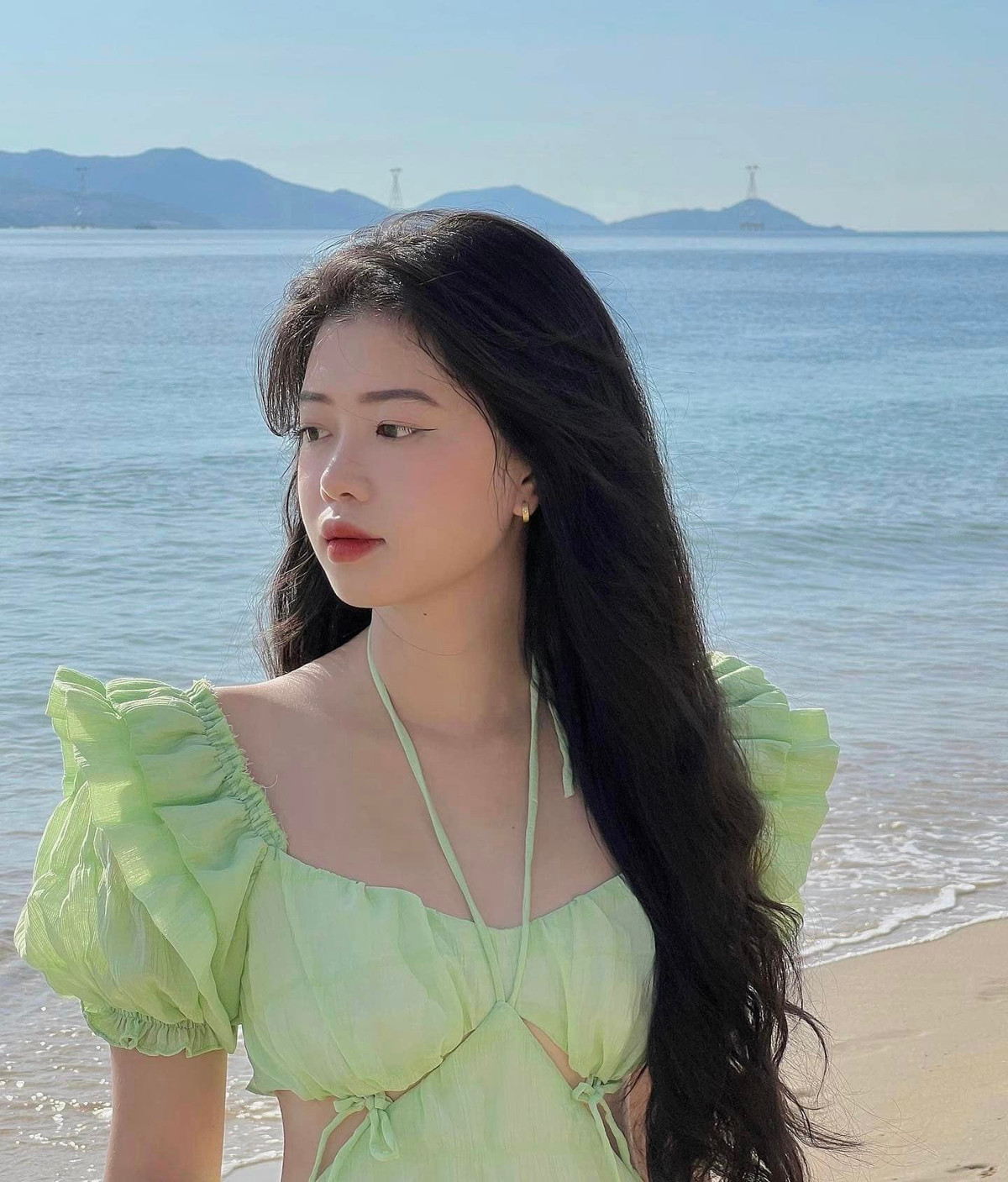 Trà Giang được biến đến như đối thủ của hot girl trứng rán Trần Thanh Tâm. Tuy nhiên, phong cách thời trang lẫn nhan sắc nhận được nhiều sự yêu mến hơn cô nàng Thanh Tâm.