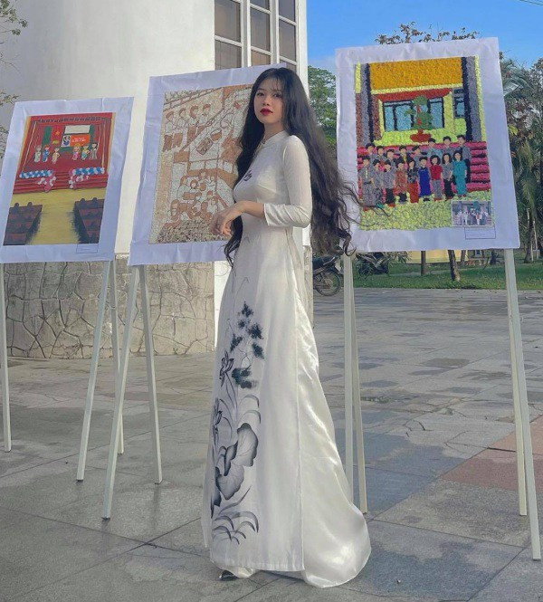 Từ khoảnh khắc đó cô nàng được gọi là "hot girl áo dài", nổi tiếng nhanh chóng.