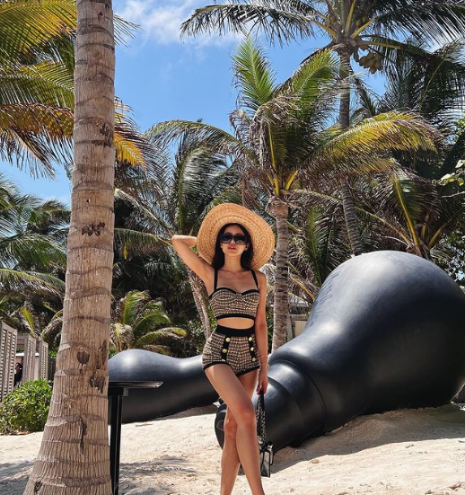 Trên trang cá nhân, không khó để bắt gặp hình ảnh Tiên Nguyễn tự tin khoe vóc dáng thon gọn, gợi cảm với nhiều "bộ cánh" có phần cắt xẻ sâu, táo bạo.