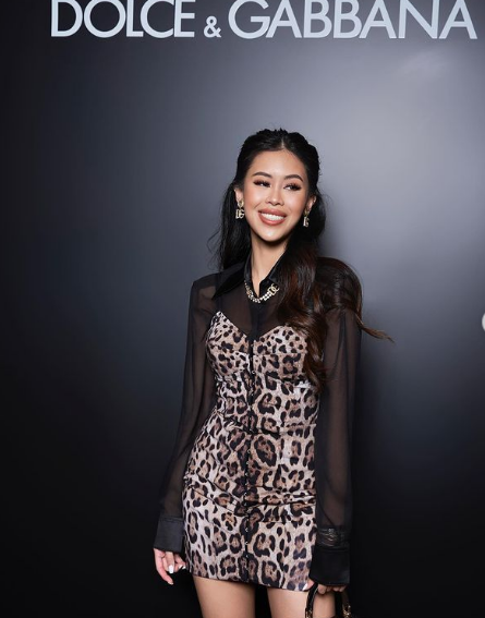 Sở hữu vẻ ngoài khỏe khoắn cùng làn da "bánh mật", hot girl Tiên Nguyễn không ngại mặc trang phục có màu sắc, họa tiết nổi bật.