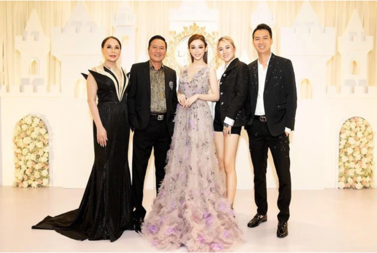 Mới nhất, chồng của Huyền Baby đã dựng ảnh bà xã dọc tuyến đường trung tâm quận 1 (TP.HCM) để quảng cáo cho vợ trước khi chương trình lên sóng.