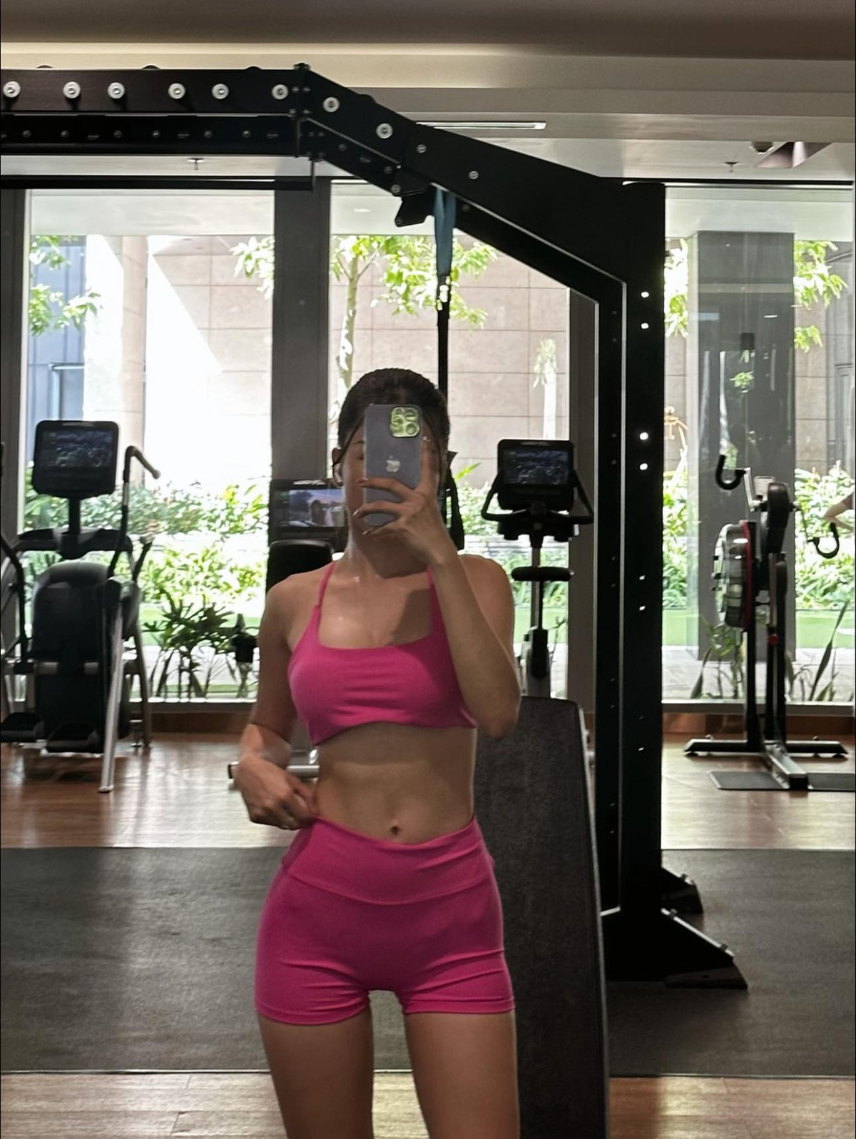 Sở hữu chiều cao 1,64m nhưng với vóc dáng cân đối, Yến Xuân không bị lép vế khi đứng cạnh nhiều người.