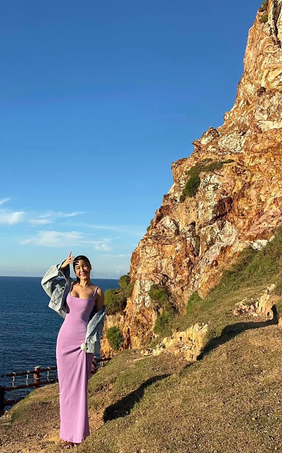 Ngoài đời, Yến Xuân không đi theo hướng ăn mặc quá cầu kỳ, sang chảnh. Người đẹp chủ yếu diện trang phục theo phong cách thể thao, năng động.