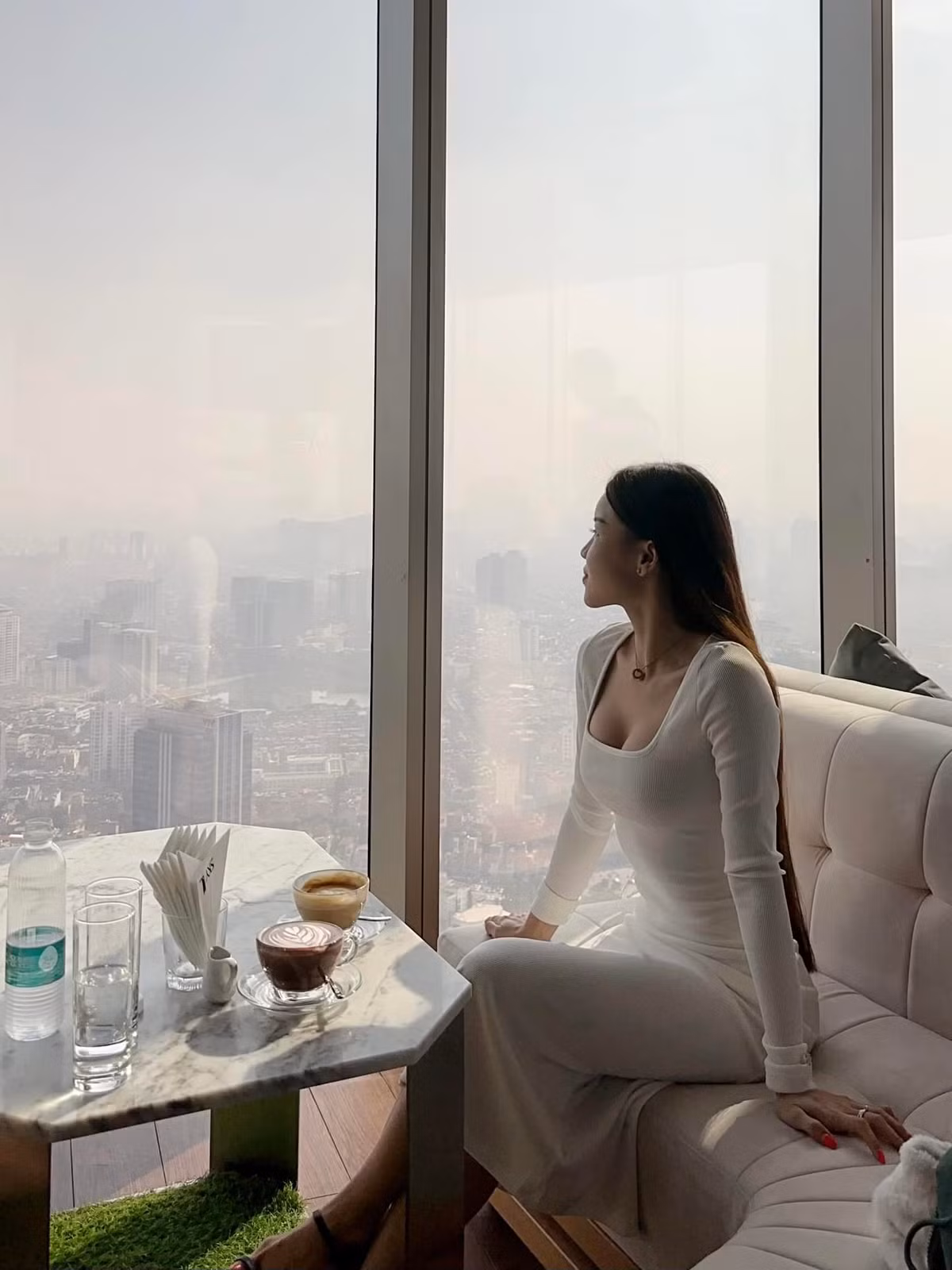 Khác với các nàng WAGs, nữ PT có cách thể hiện tình cảm khá tinh tế.