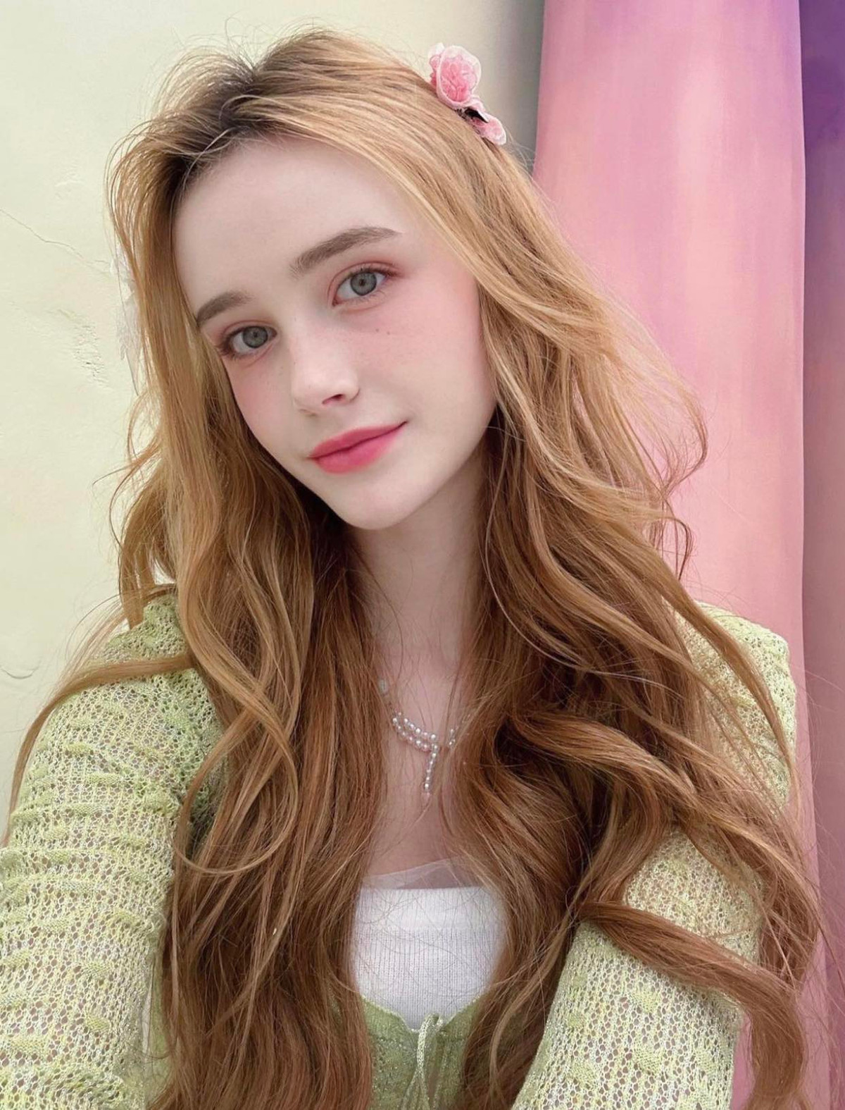 Cô cao 1m74, nặng 50kg và sở hữu số đo 3 vòng lần lượt là 83-59-85(cm).