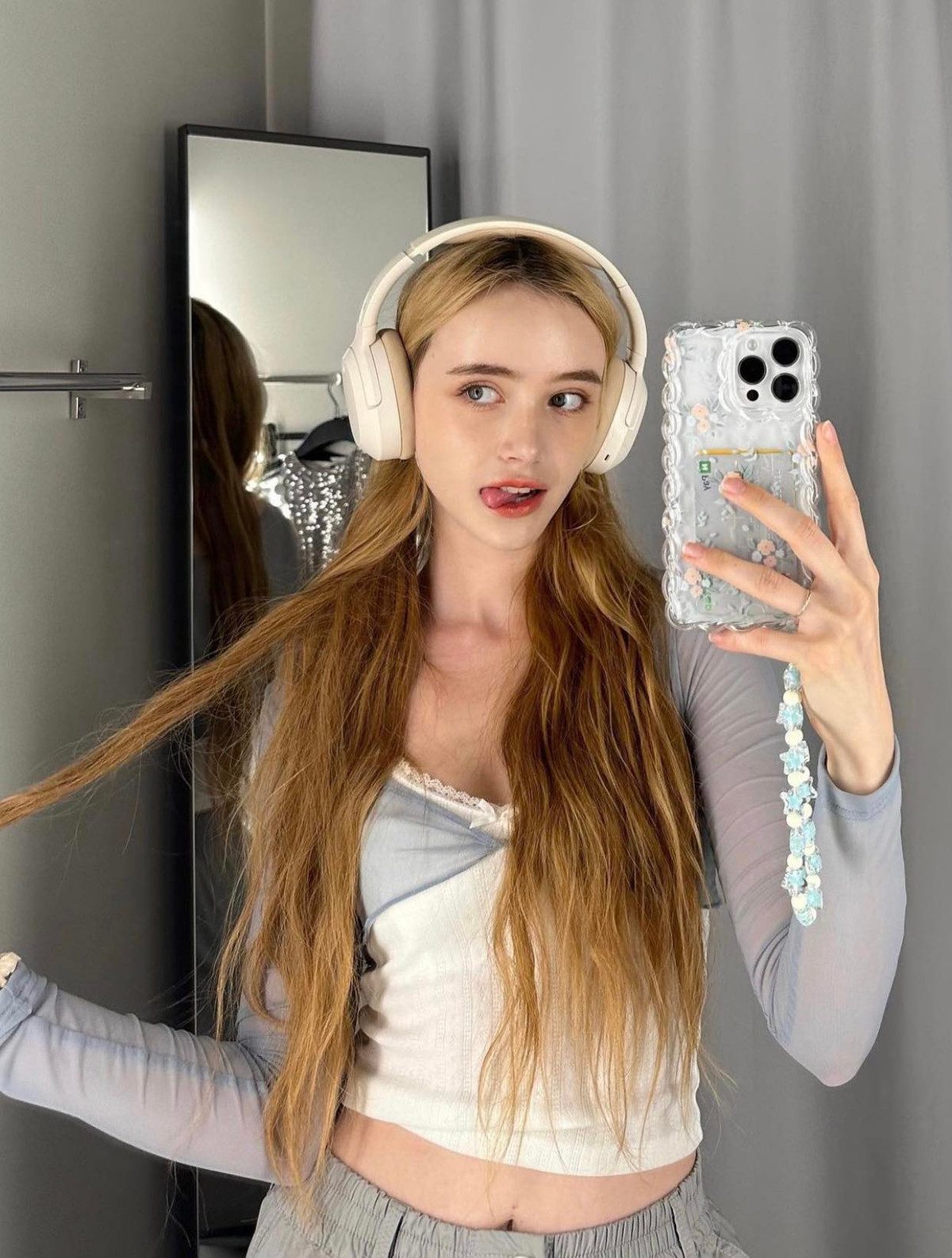 Khuôn mặt khả ái của cô được giới trẻ Hàn Quốc rất yêu thích.