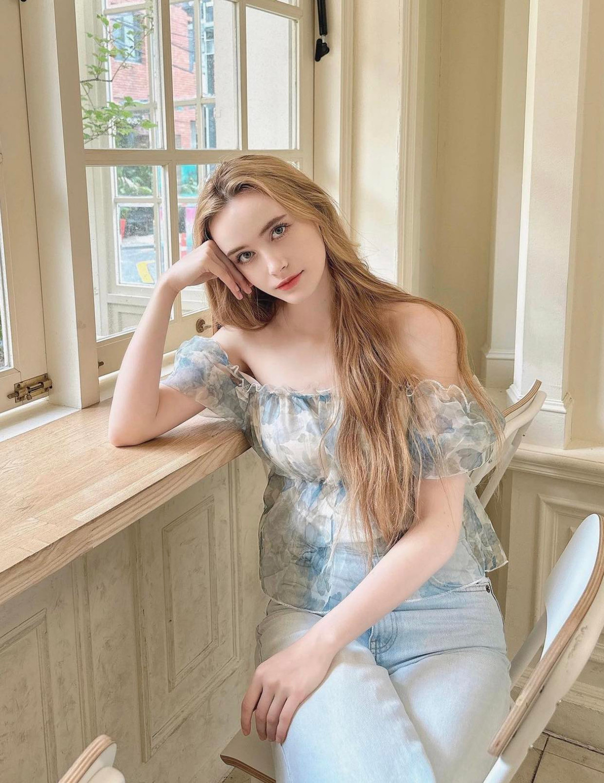 Trong những bộ ảnh nghệ thuật, cô thường diện váy áo nhẹ nhàng, chất liệu mềm mại, màu sắc nhã nhặn để tôn đường cong nữ tính.