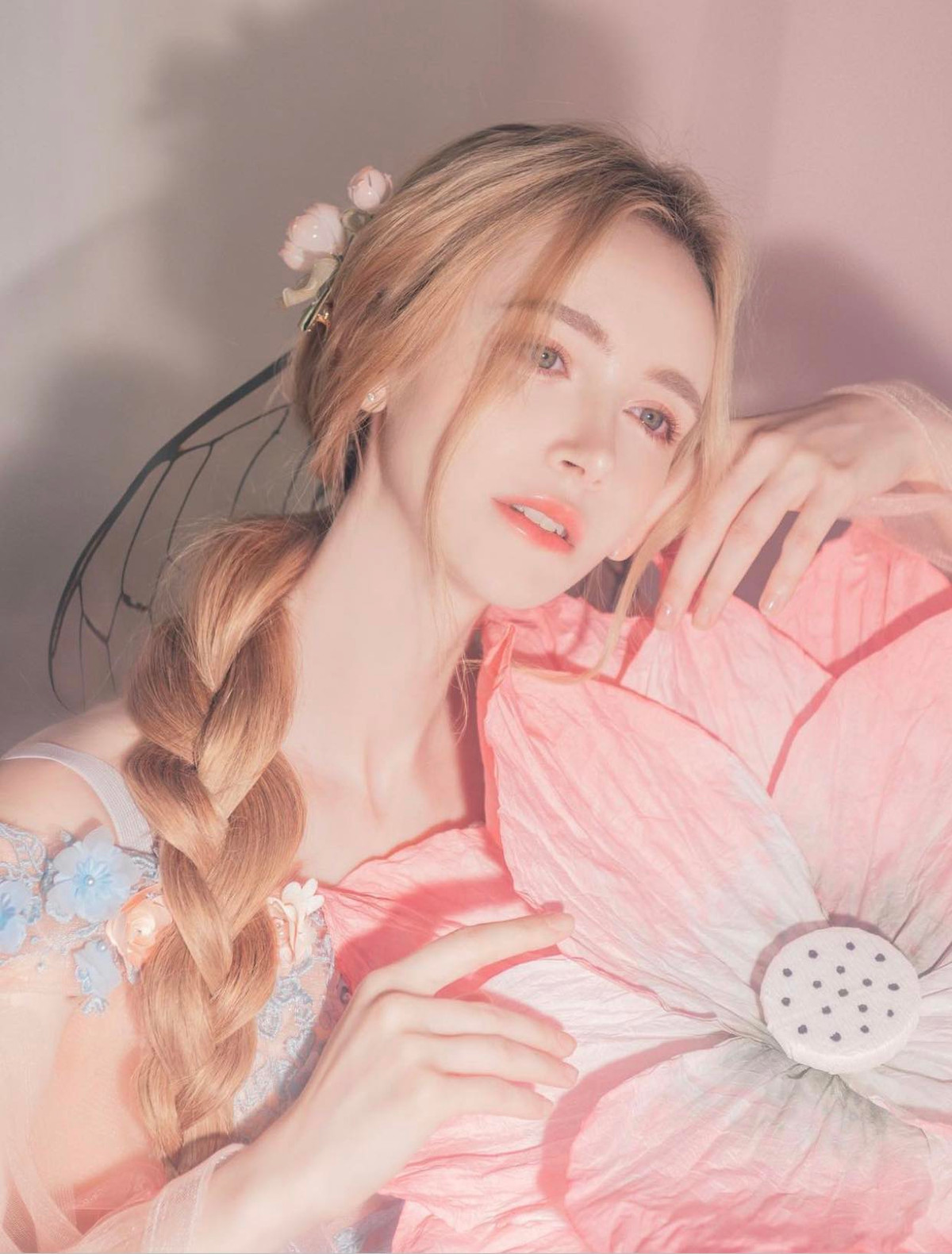 Gái xinh Tây này là một gương mặt mẫu mới nổi trong làng thời trang Hàn Quốc.