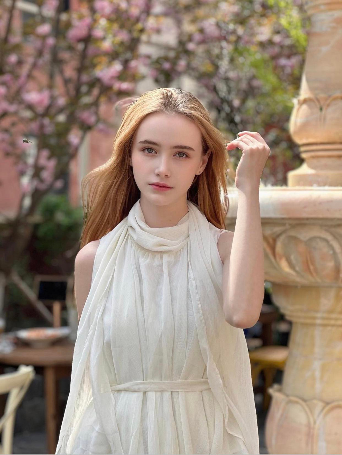 Cô thường xuyên được mời làm người mẫu ảnh cho một số thương hiệu nổi tiếng của xứ kim chi, đặc biệt là thương hiệu áo cưới, đồ lót, thời trang thể thao,...