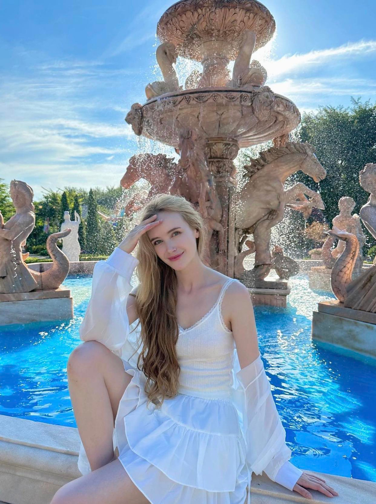 Người đẹp Graham có gương mặt thanh tú cùng thân hình mảnh khảnh.