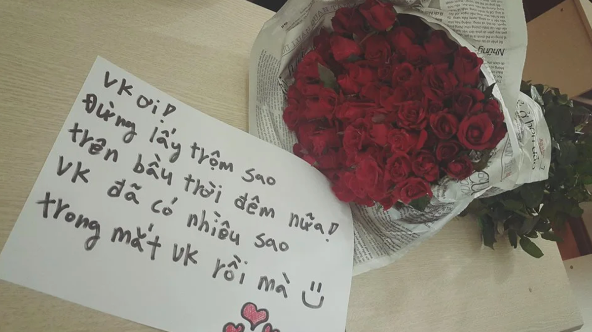 Đâu đâu cũng rộn ràng ảnh chụp hoa quà, lời chúc từ phía hội mày râu, với 1001 sắc thái từ hài hước, sến sẩm đến lãng mạn xúc động, khiến các chị các mẹ rào rào ghen tị.