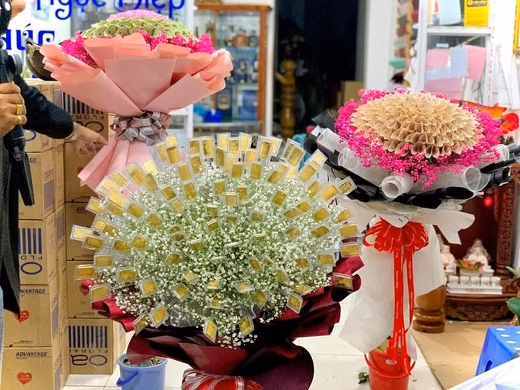 Những bó hoa bằng vàng thật từng nhiều lần gây sốt, mặc dù giá trị rất cao nhiều cánh mày râu vẫn đầu tư dành tặng nửa yêu thương của mình.