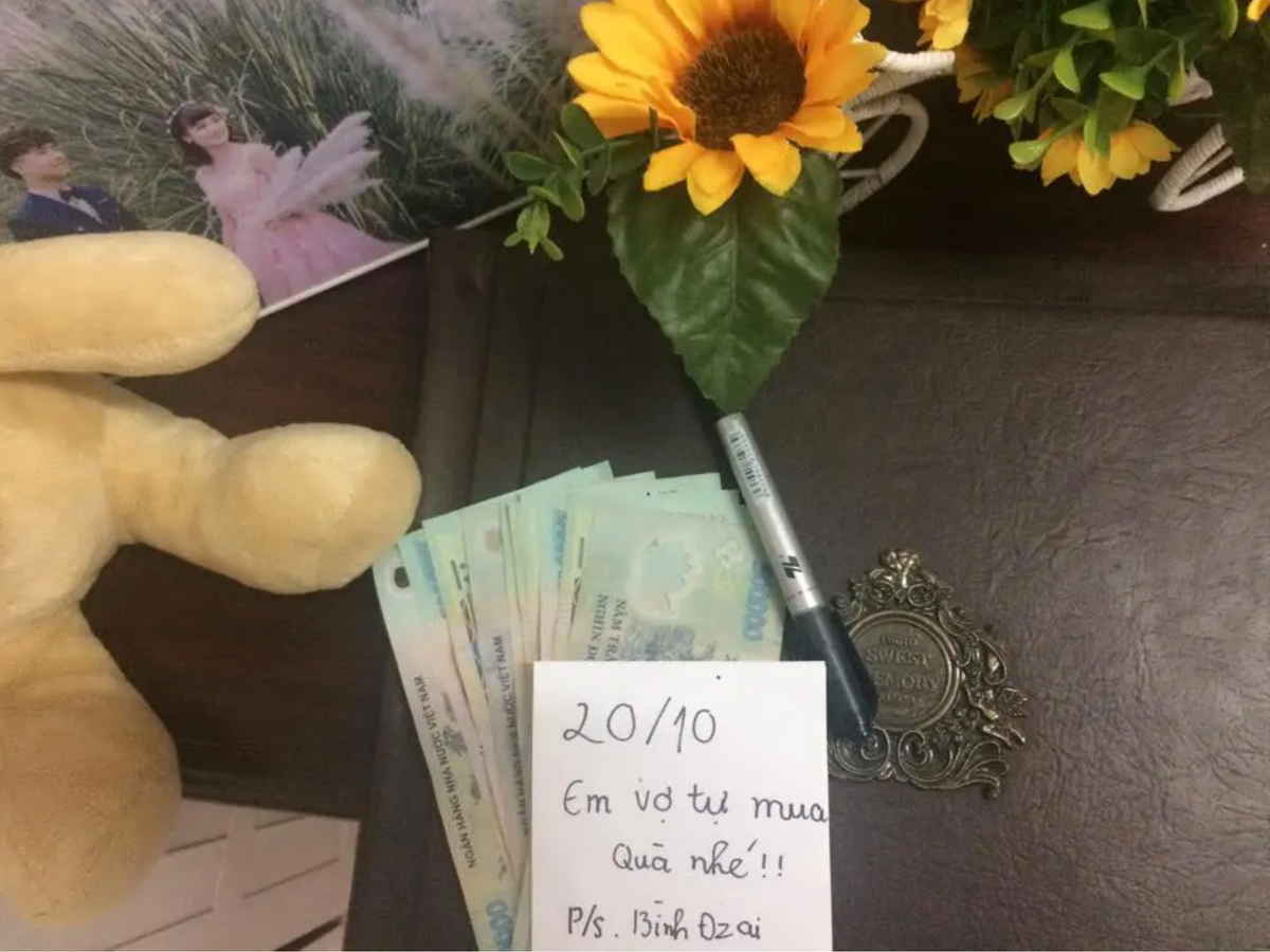 Ngoài những món quà đơn thuần, không ít cánh đàn ông lựa chọn cách thiết thực hơn là tặng "hoa đồng tiền".