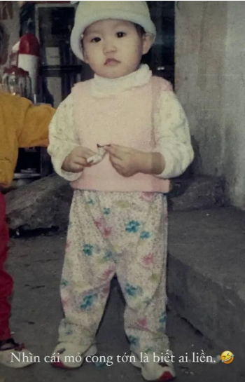 Bức ảnh hồi nhỏ của Doãn Hải My khiến nhiều người trầm trồ với gương mặt bụ bẫm, dễ thương, đôi mắt to tròn và đôi môi được chính chủ mô tả là "cong tớn".