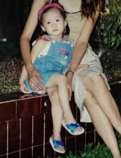 Một khoảnh khắc khác, vợ sắp cưới Đoàn Văn Hậu diện bộ váy bò thời trang, đeo băng đô đỏ và tạo dáng nghiêng mình. Ngay từ khi còn nhỏ, tiểu thư Hà thành đã có biểu cảm và cách tạo dáng tự tin khi nhìn vào ống kính.