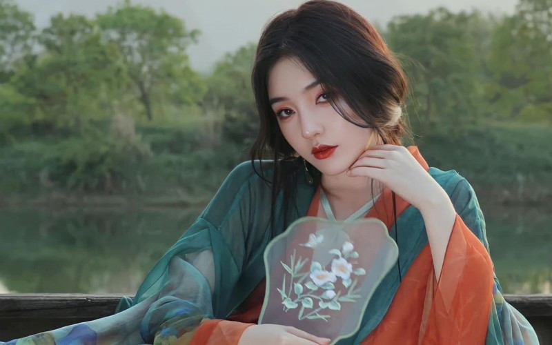 Ngoài nhan sắc tuyệt mỹ giai nhân, cô còn thu hút người hâm mộ bởi những vũ đạo truyền thống vô cùng duyên dáng, uyển chuyển.