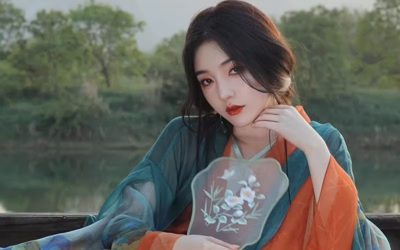 Ngoài nhan sắc tuyệt mỹ giai nhân, cô còn thu hút người hâm mộ bởi những vũ đạo truyền thống vô cùng duyên dáng, uyển chuyển.