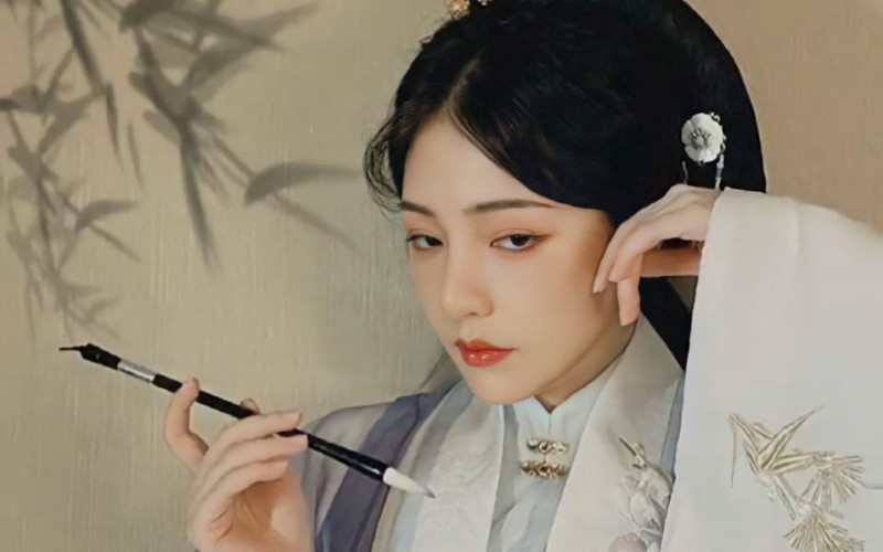 Theo một số nguồn tin, Tiểu Tranh Tử sinh ngày 10/1/1998 tại thành phố Vũ Hán, tỉnh Hồ Bắc, Trung Quốc.