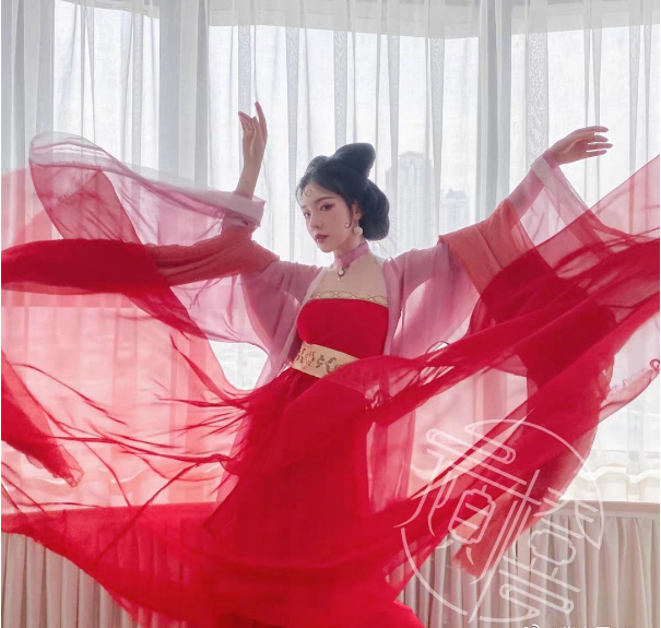 Tiểu Tranh Tử là hot girl nổi đình đám trên MXH TikTok xứ Trung, cô còn được dành tặng danh xưng "nữ hoàng cổ trang".